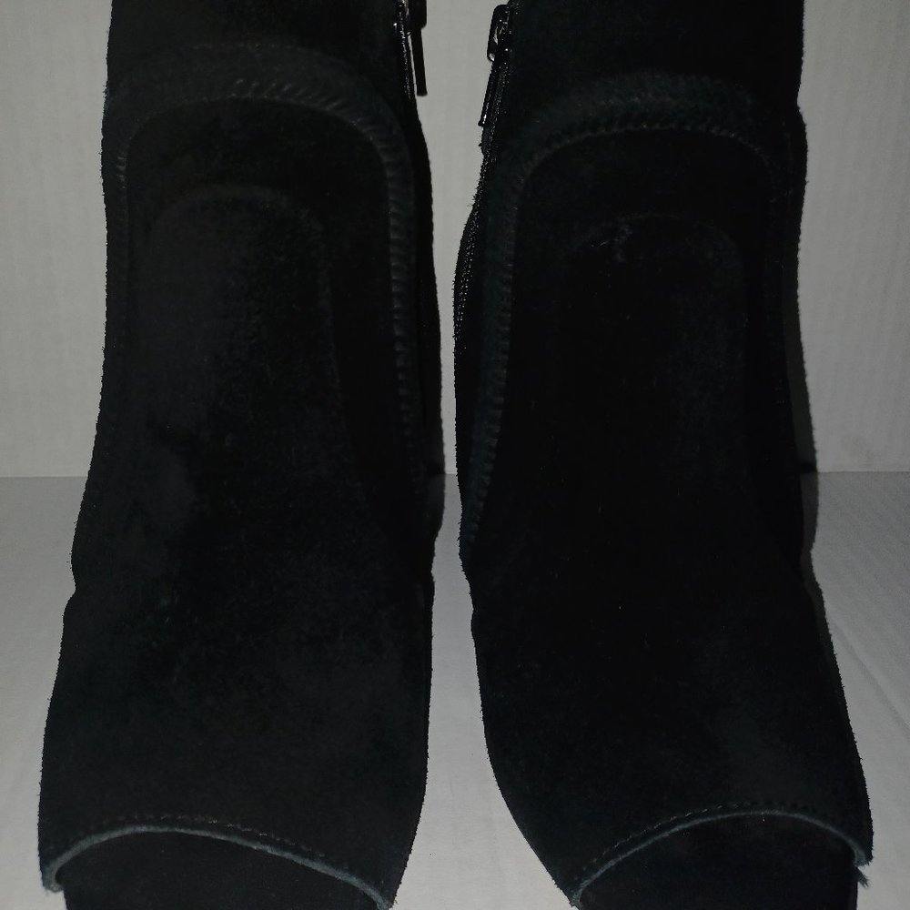 VINCE CAMUTO ENNLEY OPEN-TOE BOOTIE SANDALS